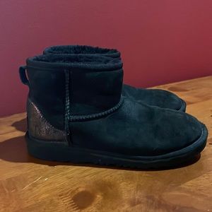UGG classic mini boot with iridescent heel detail. Girls size 4